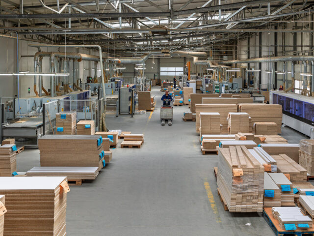 Producent mebli twardych: jak wybrać partnera, który dowozi jakość i powtarzalność?